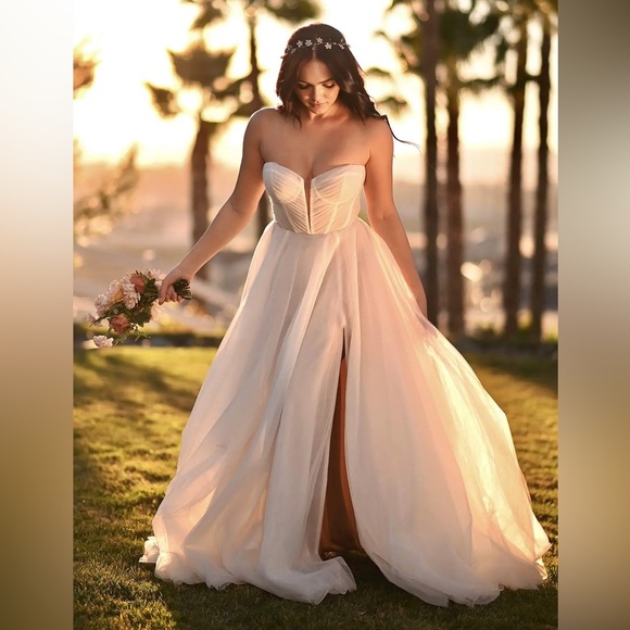 NWT LUXE STRAPLESS A-LINE WEDDING DRESS WITH OFF-THE-SHOULDER BELL SLEEVES - Picture 5 of 8